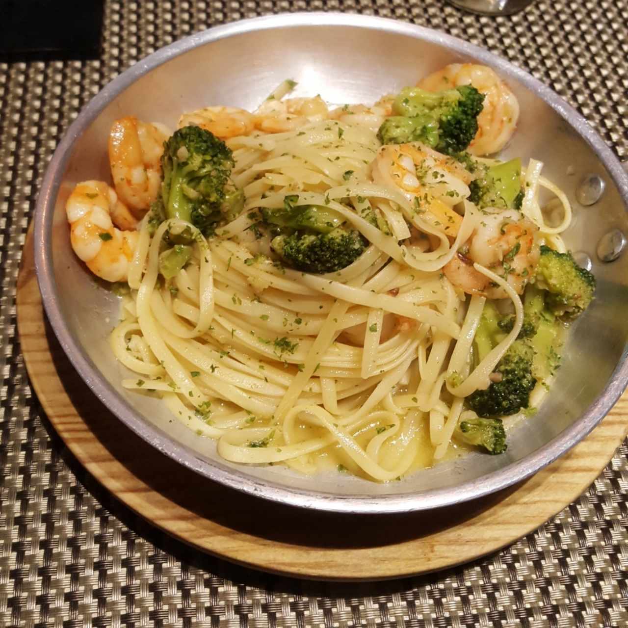 Linguini con Camaron y Brócoli