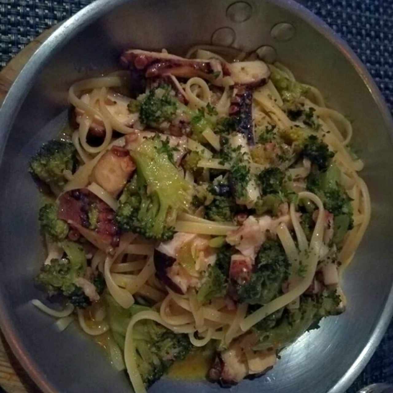 Lingüini con pulpo y brócoli