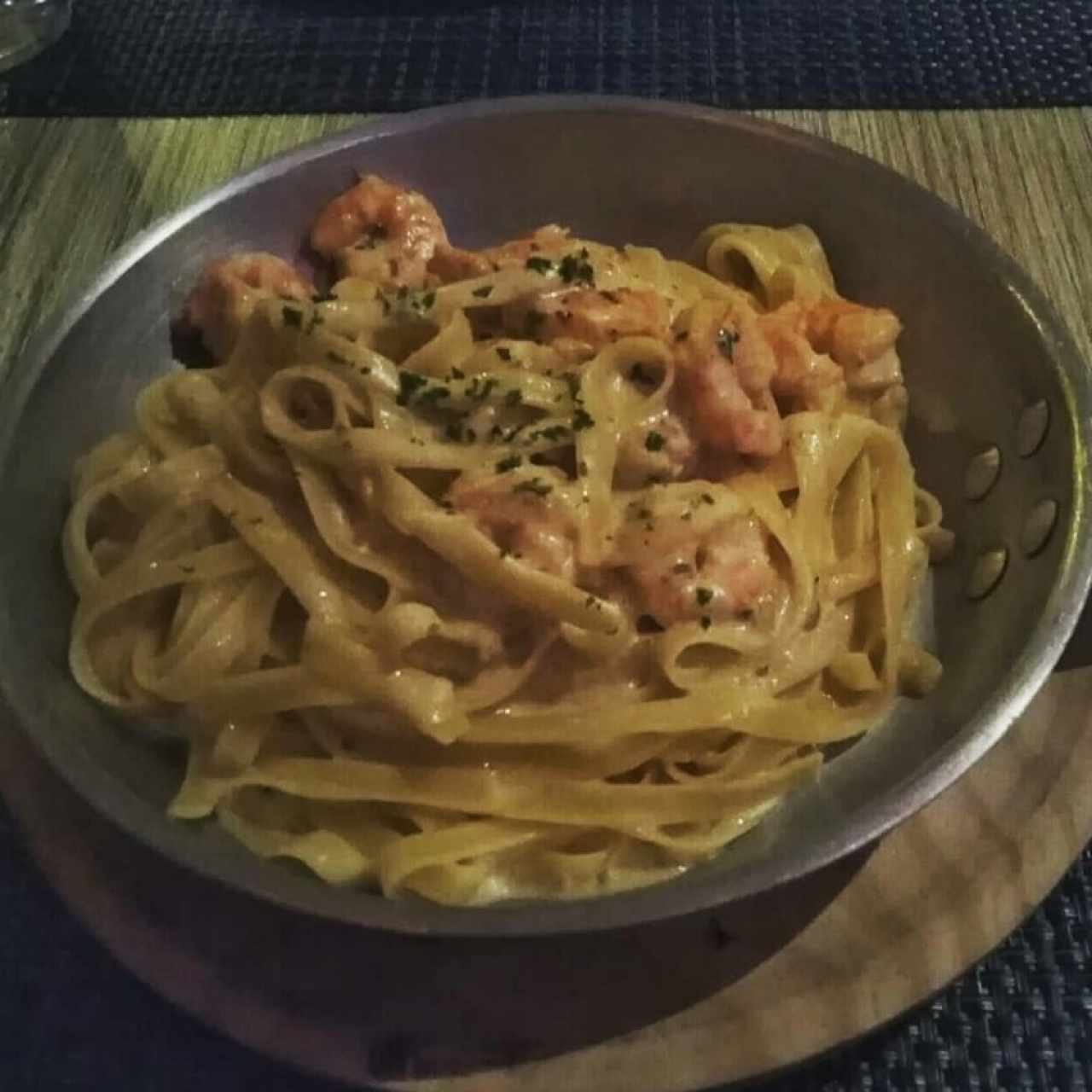 Fettuccine Alfredo con camarones
