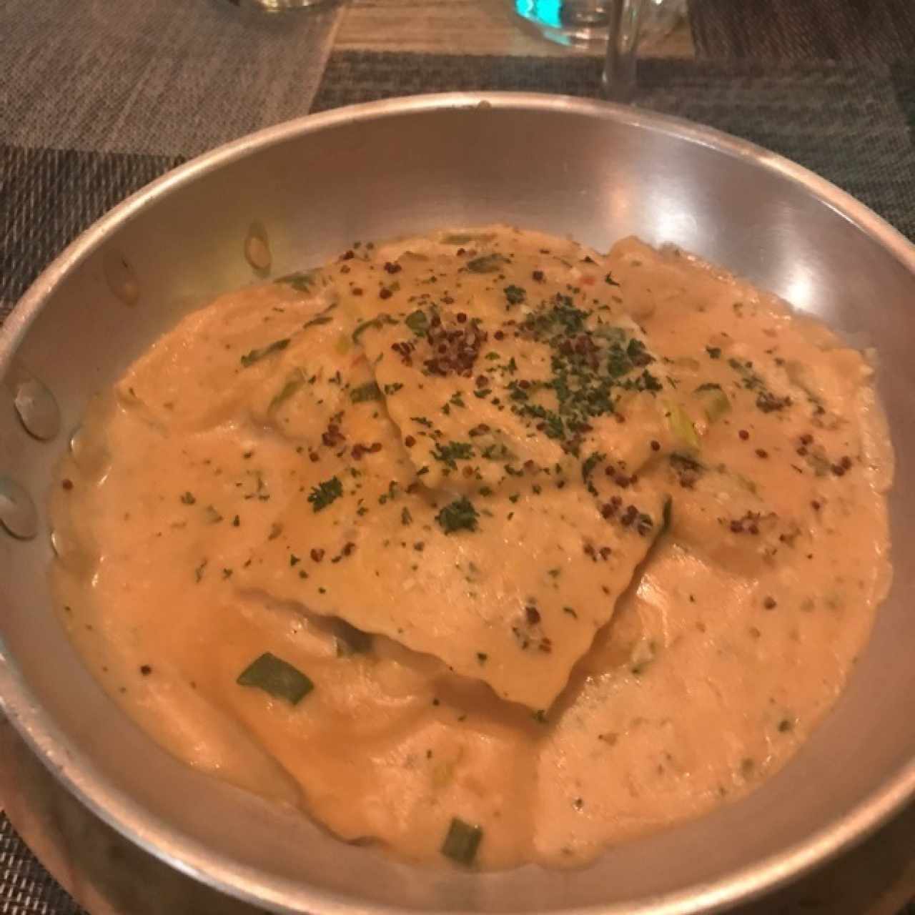 Ravioli de Salmon Ahumado y Queso Ricotta, a la Crema de Cebollina