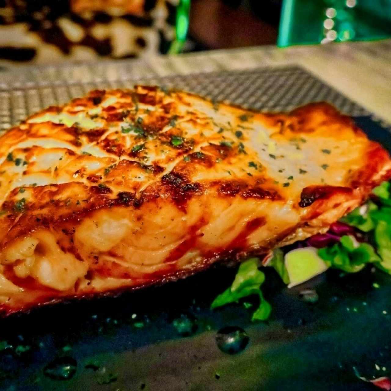 Lomo de Salmon o Atún al Grill Con Acompañamiento de su Seleccion