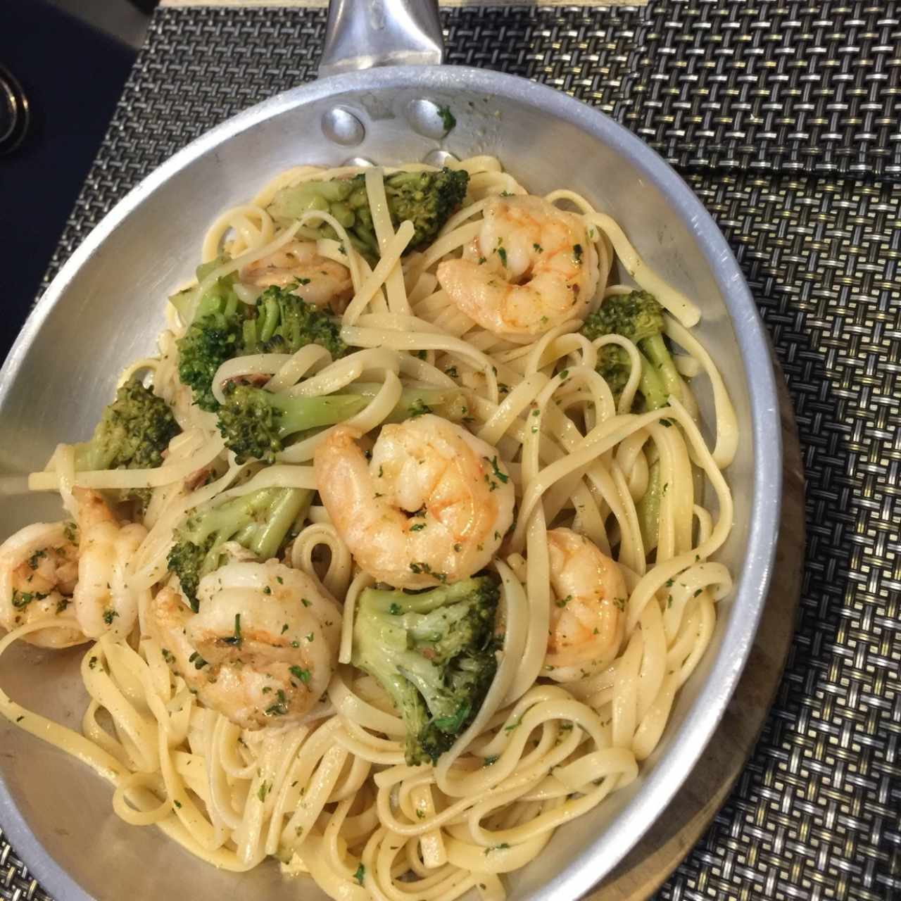 Linguini con Camaron y Brócoli