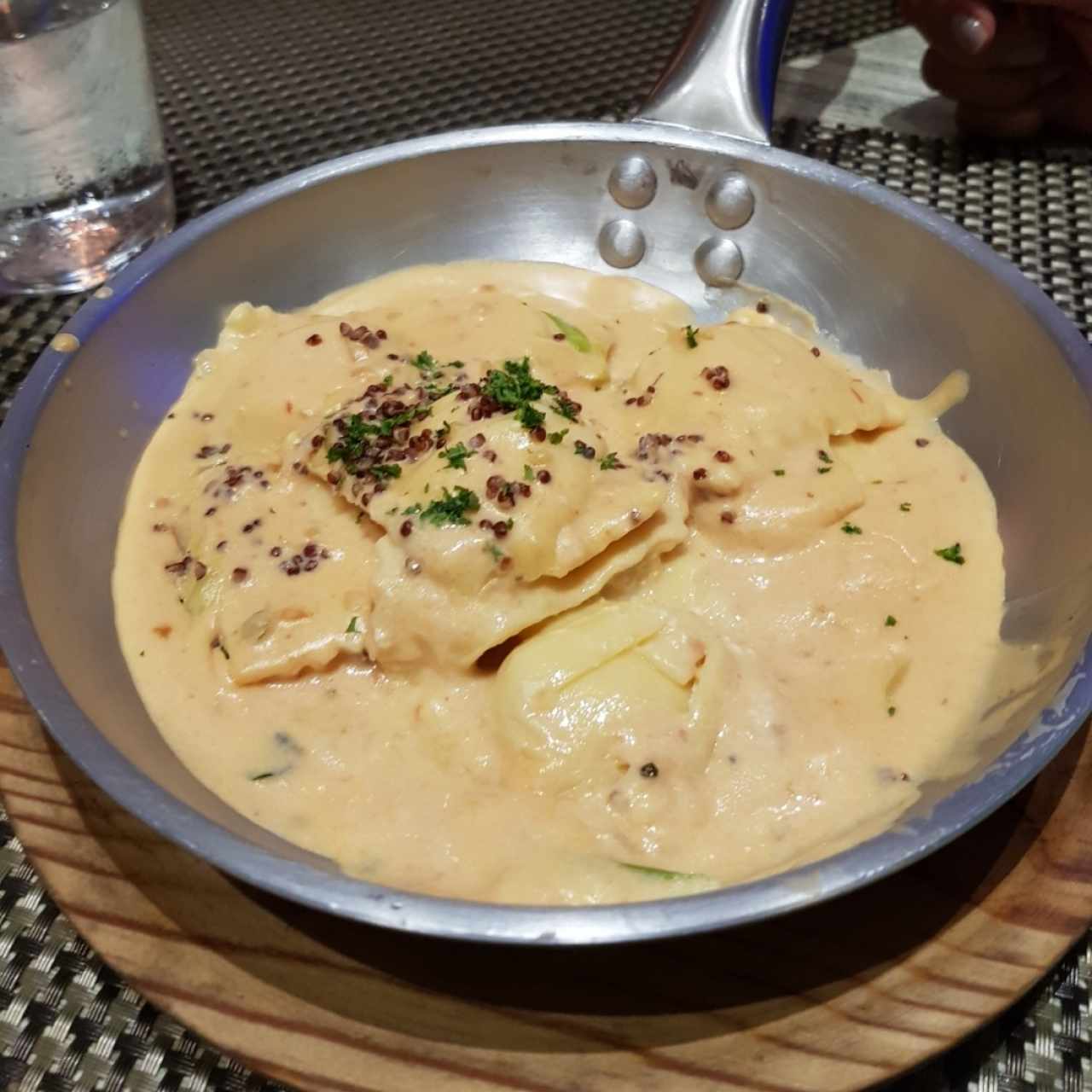 Ravioli de Salmon Ahumado y Queso Ricotta, a la Crema de Cebollina