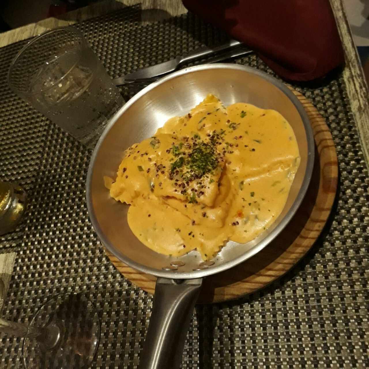 Ravioli de Salmon Ahumado y Queso Ricotta, a la Crema de Cebollina