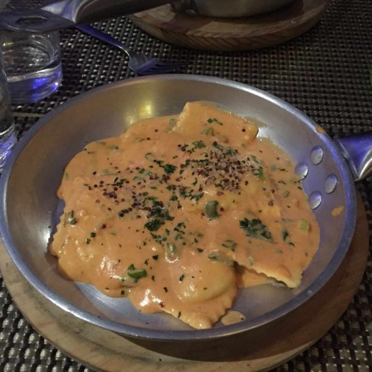 Ravioli de Salmon Ahumado y Queso Ricotta, a la Crema de Cebollina