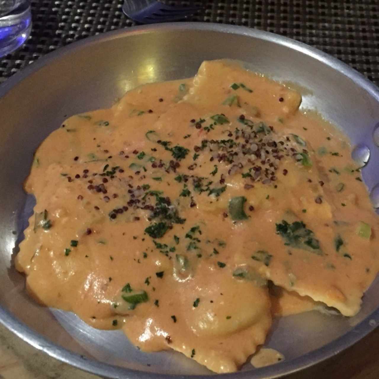 Ravioli de Salmon Ahumado y Queso Ricotta, a la Crema de Cebollina