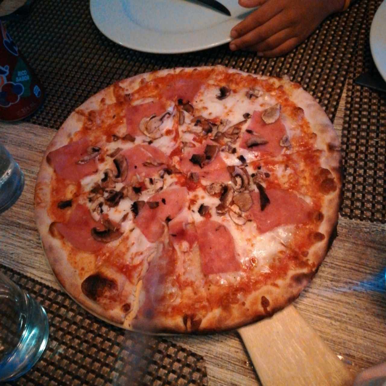 Pizza jamón y hongos