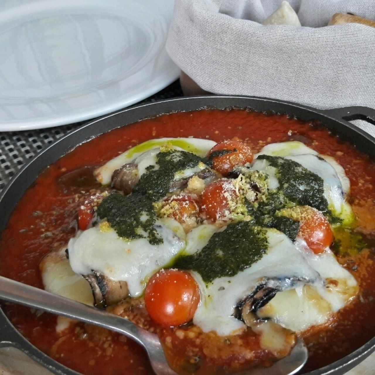 mozarela envuelta con filetes de berejena salsa napolitana y pesto