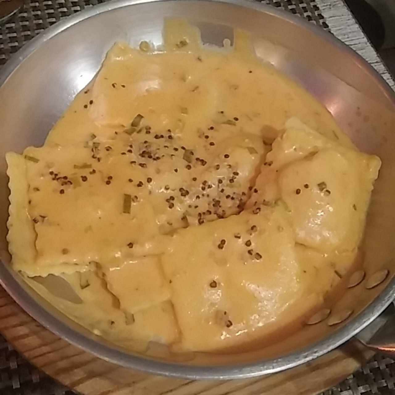 Ravioli de Salmon Ahumado y Queso Ricotta, a la Crema de Cebollina