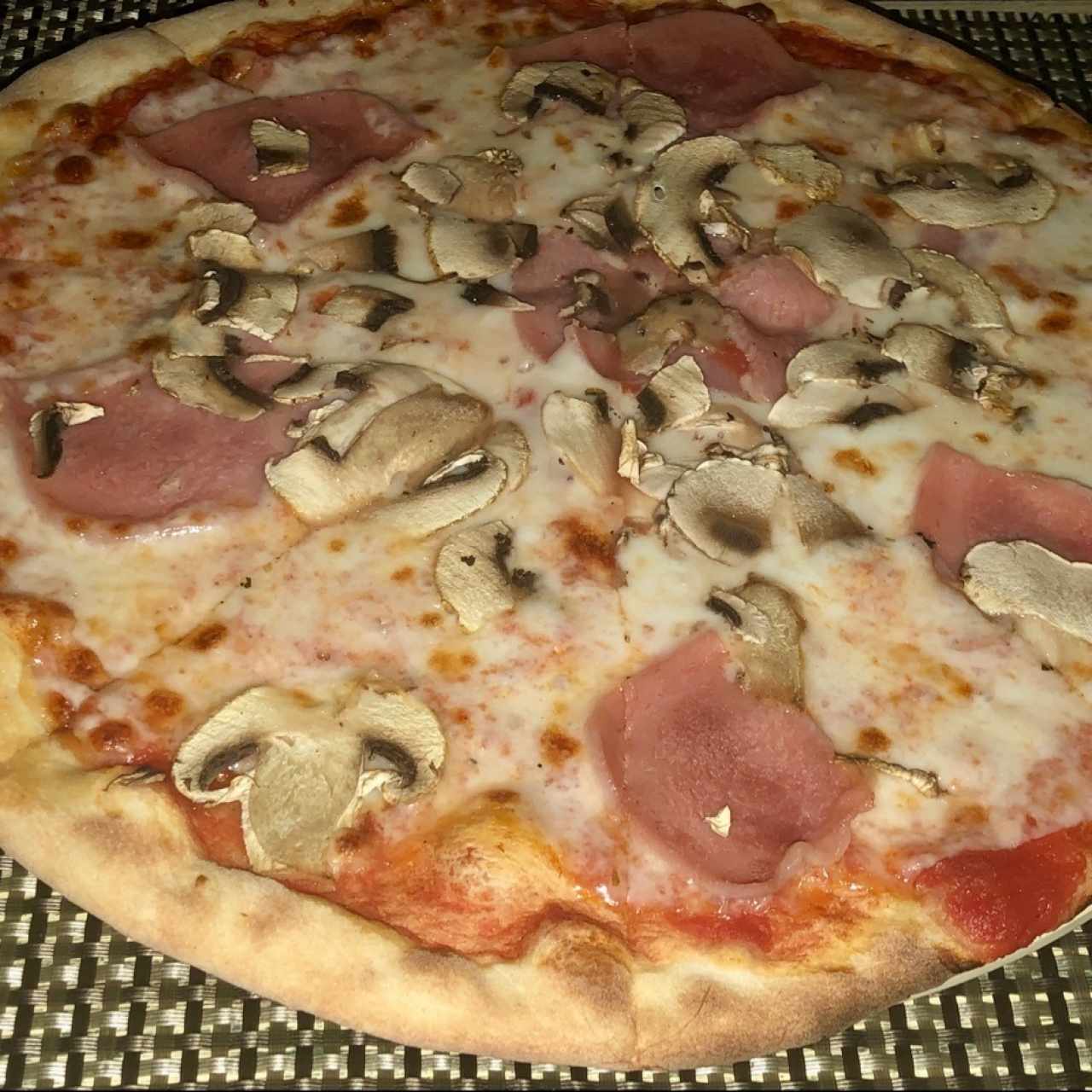 Pizza Hongos y Jamon Serrano