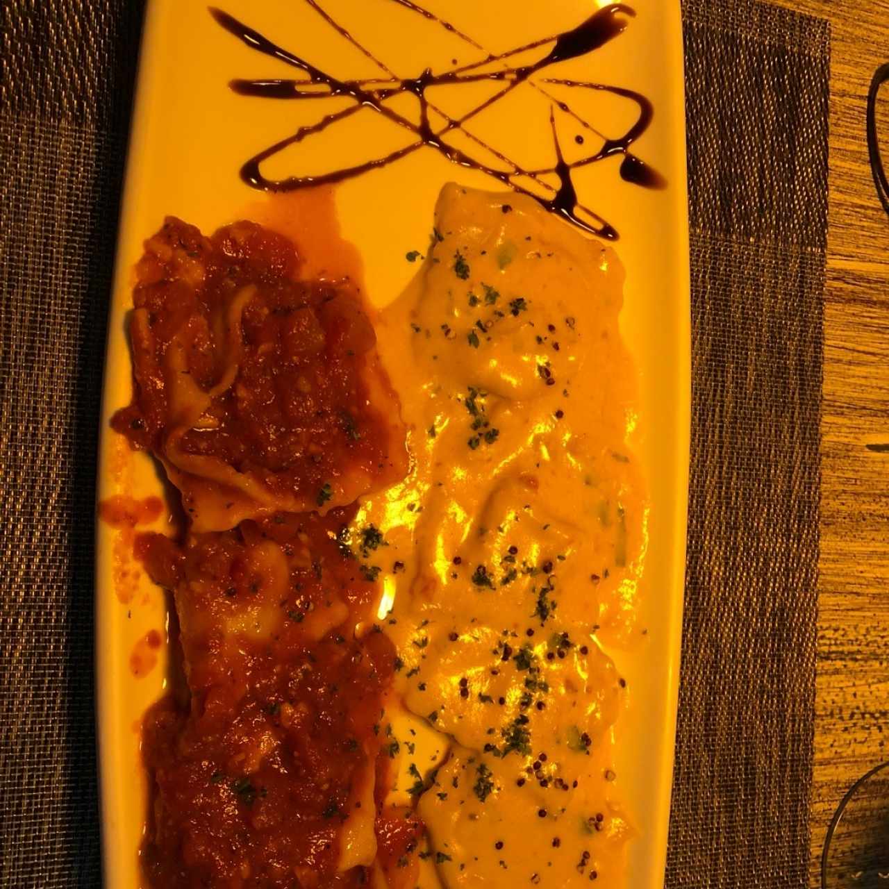 Duo de Ravioli de Salmon Ahumado y Queso Ricotta, a la Crema de Cebollina Junto a Raviolis de Berenjena a la Pizzaiola.