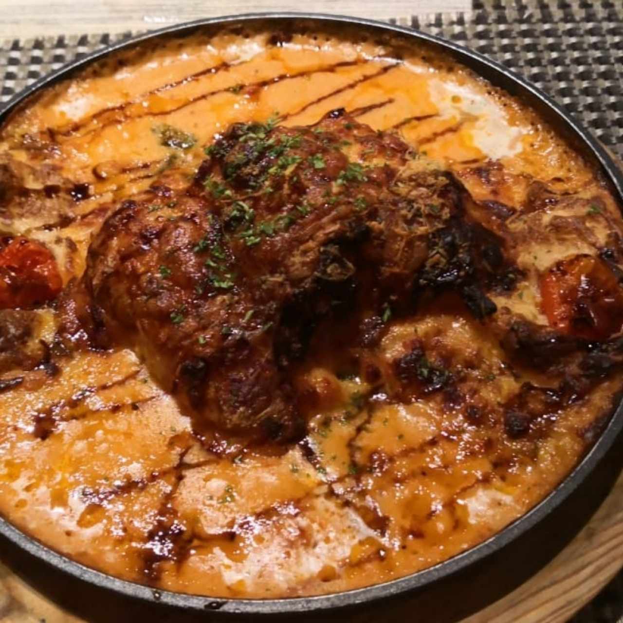 pesca del día con puré de papas gratinado