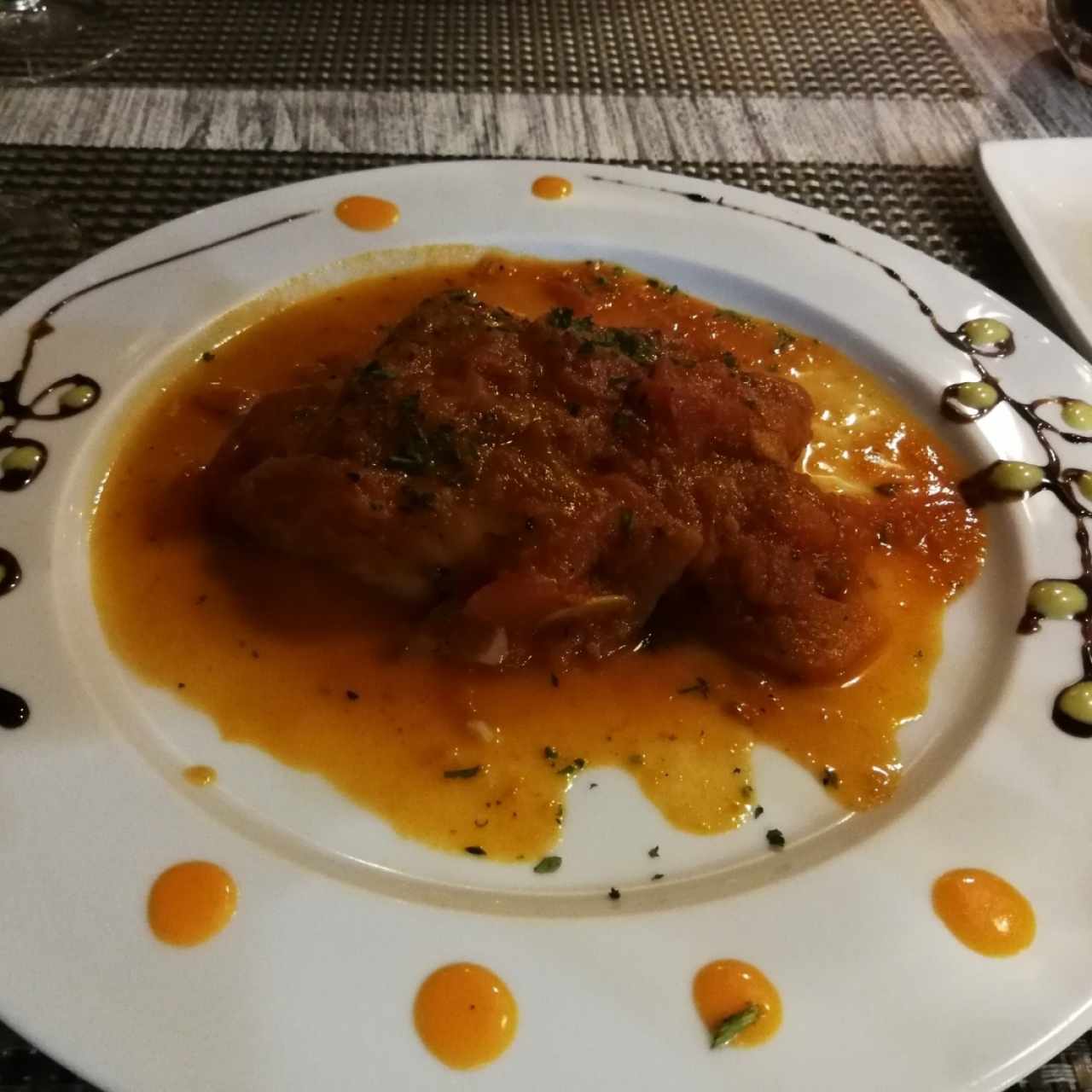 Corvina al champagne presentada sobre un delicioso y muy caribeño puré de plátano, coronada con una emulsión de mantequilla de almendras