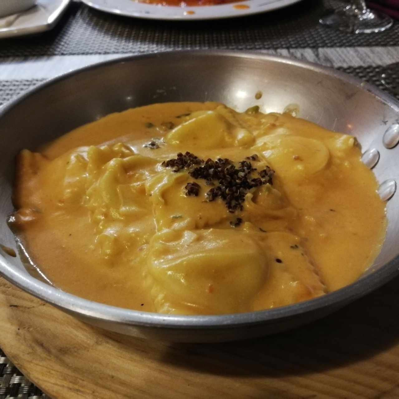 Duo de raviolis de salmón y queso ricotta a la crema de cebollina junto a raviolis de berenjena a la pizzaiola