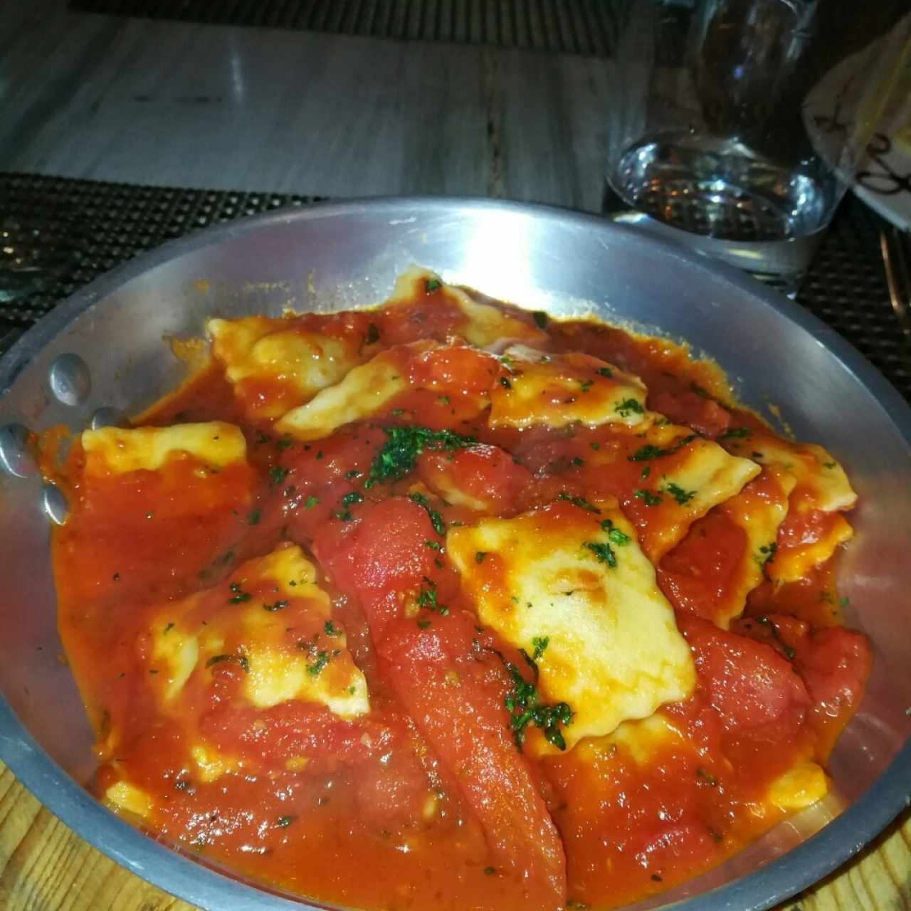 Ravioli de Carne Salteado Al Fileto Di Pomodoro