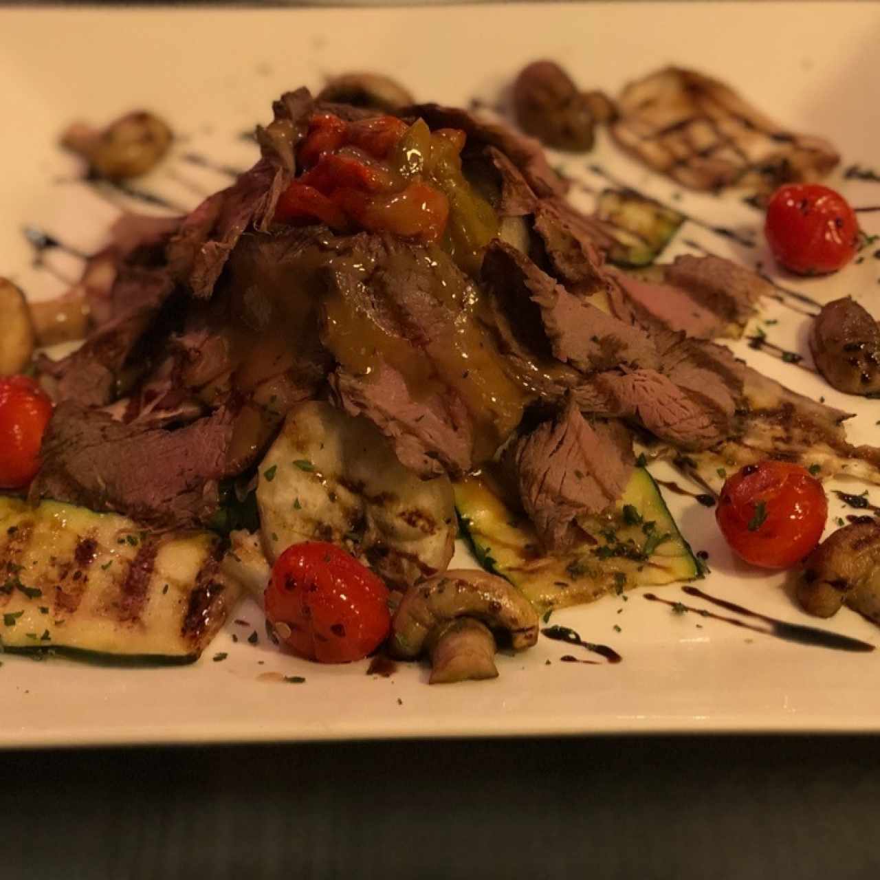 Ensalada Tagliata de Roast Beff con Vegetales Rostizados