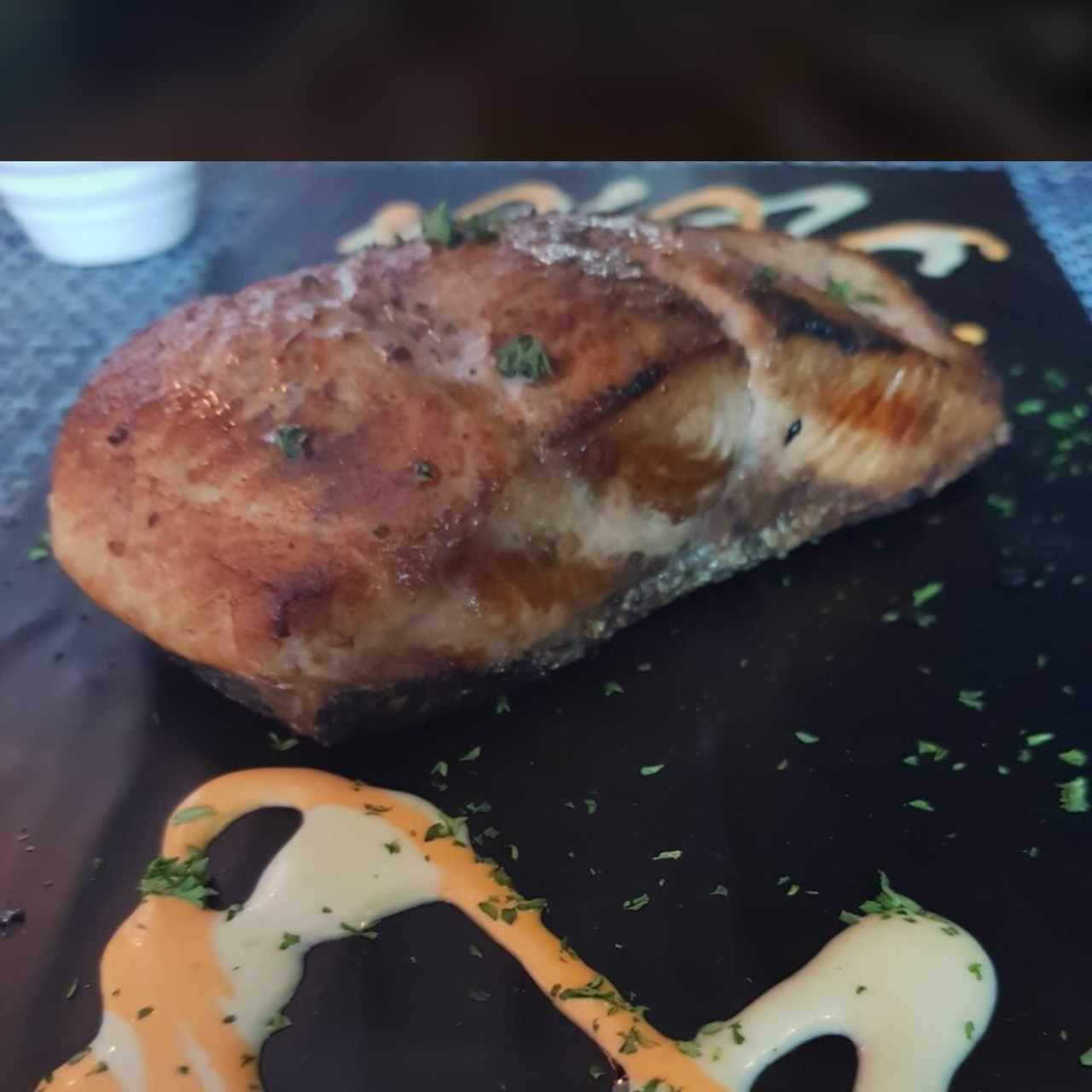 Lomo de Salmon o Atún al Grill Con Acompañamiento de su Seleccion