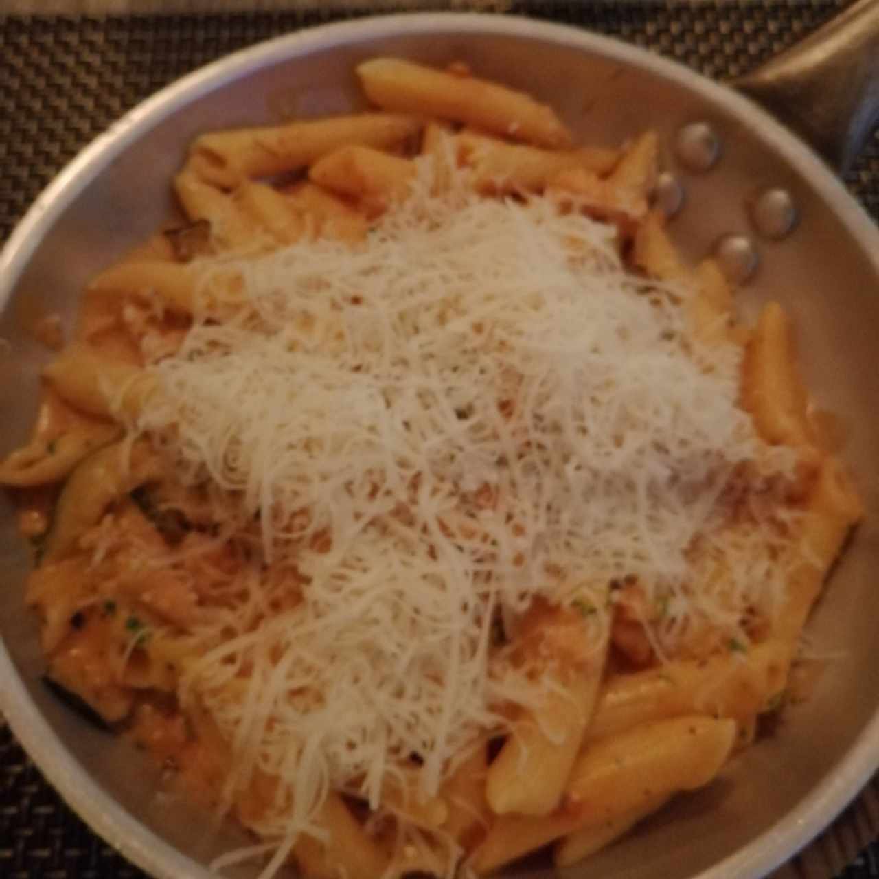 Penne con Salmon Ahumado y Zucchini