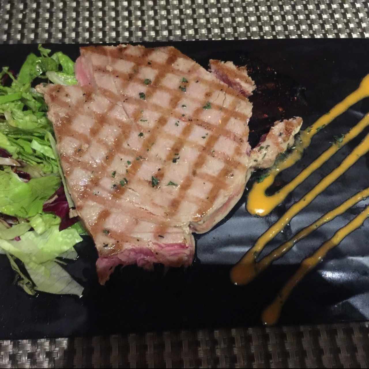 Lomo de Atún al Grill con Ensaladilla de Quinoa Sobre una Base Crunch