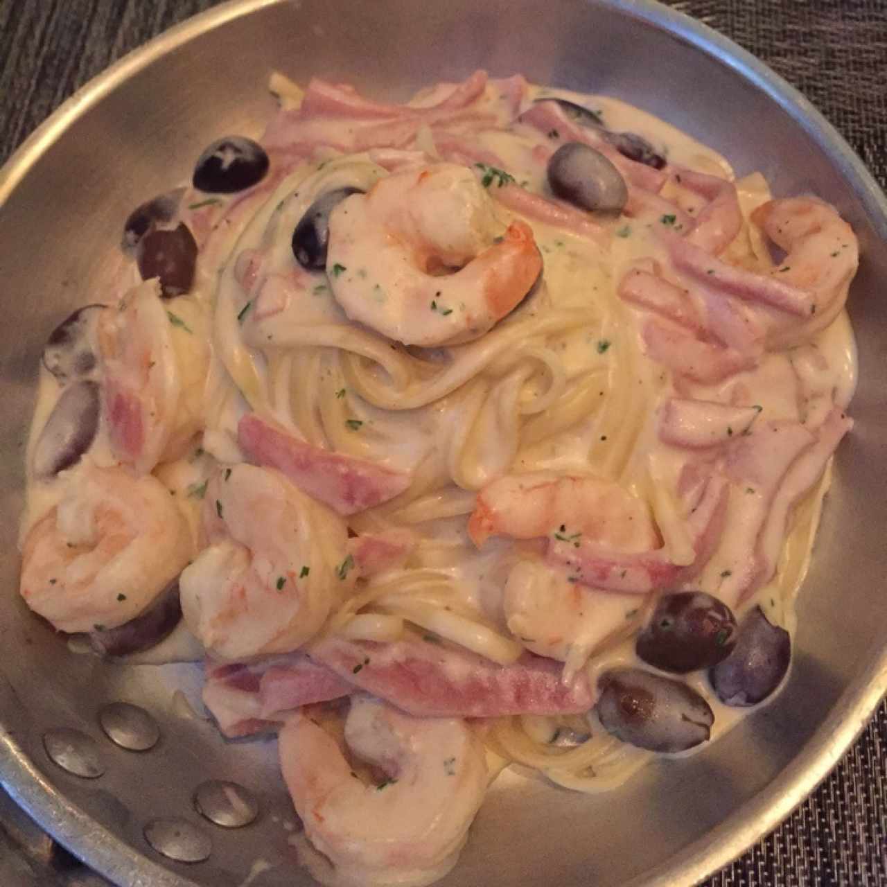 Linguini al Alfredo con camarones 
