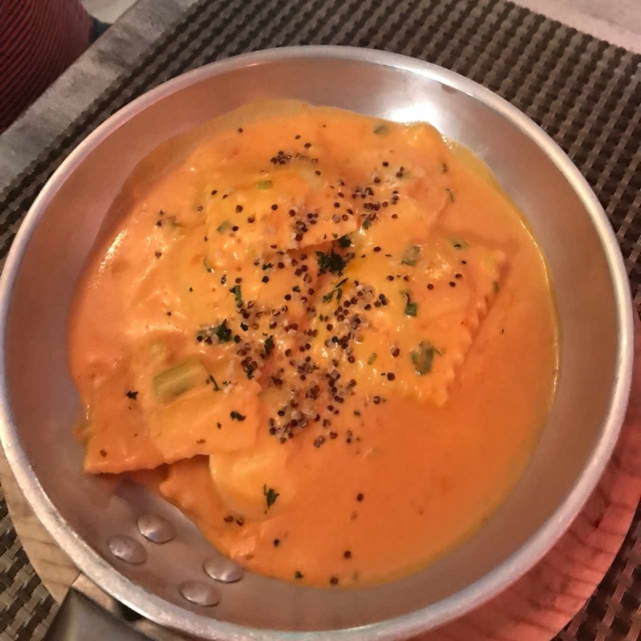 Ravioli de Salmon Ahumado y Queso Ricotta, a la Crema de Cebollina
