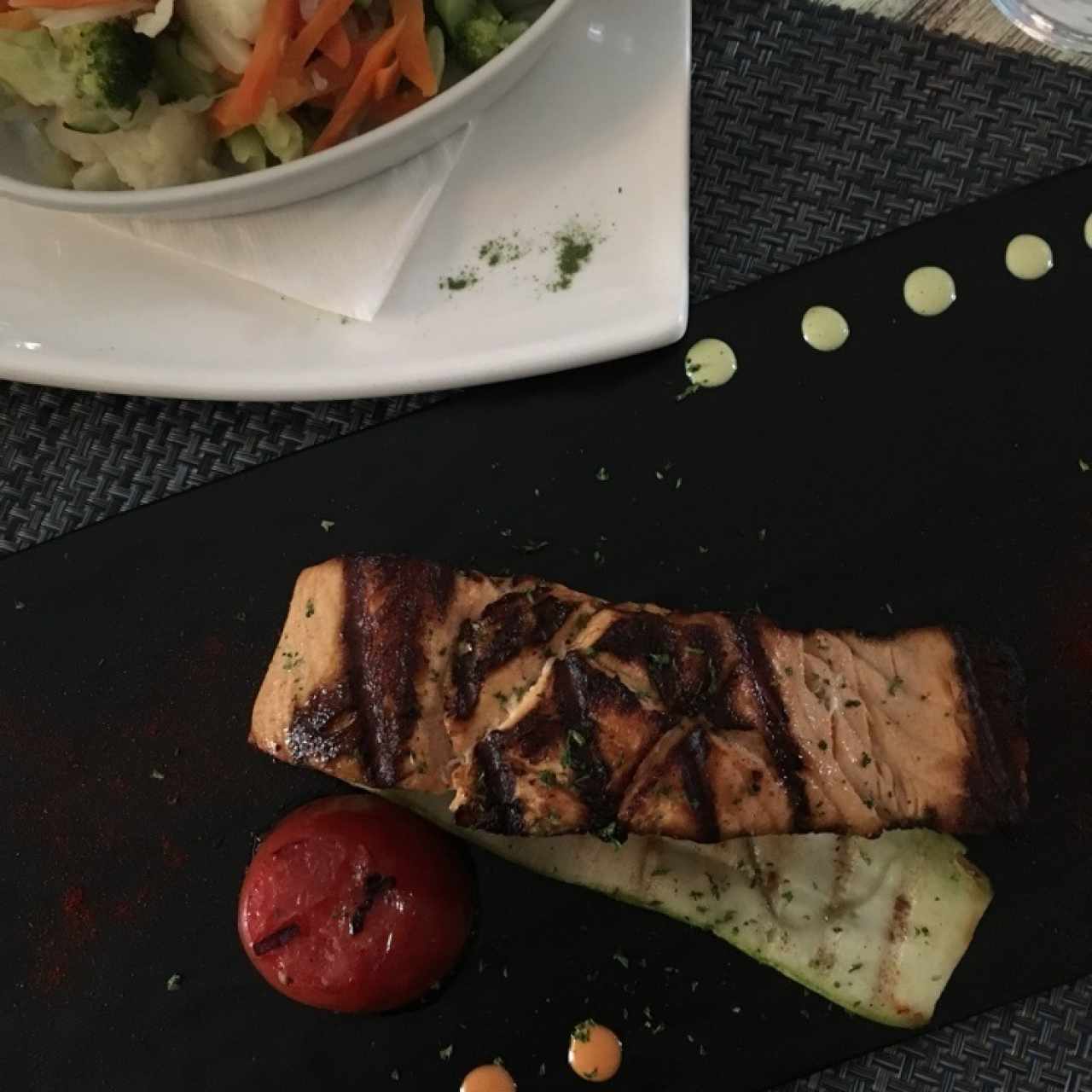 Lomo de Salmón o Atún al Grill con Acompañamiento de su Selección