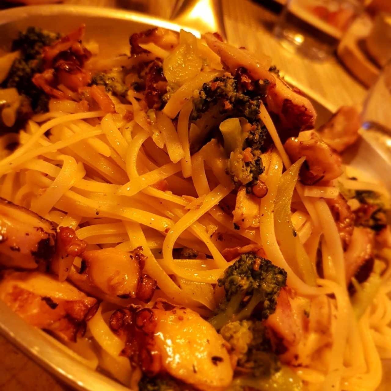 Linguini con Pulpo y Brócoli