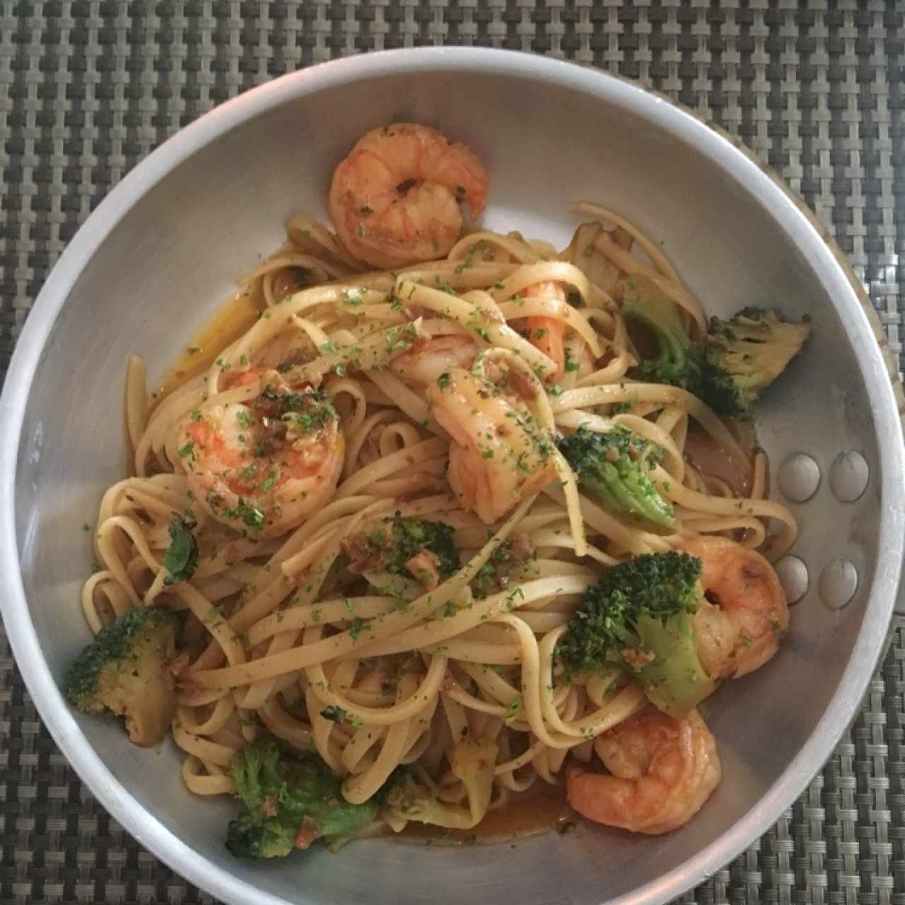 Linguini con Camaron y Brócoli