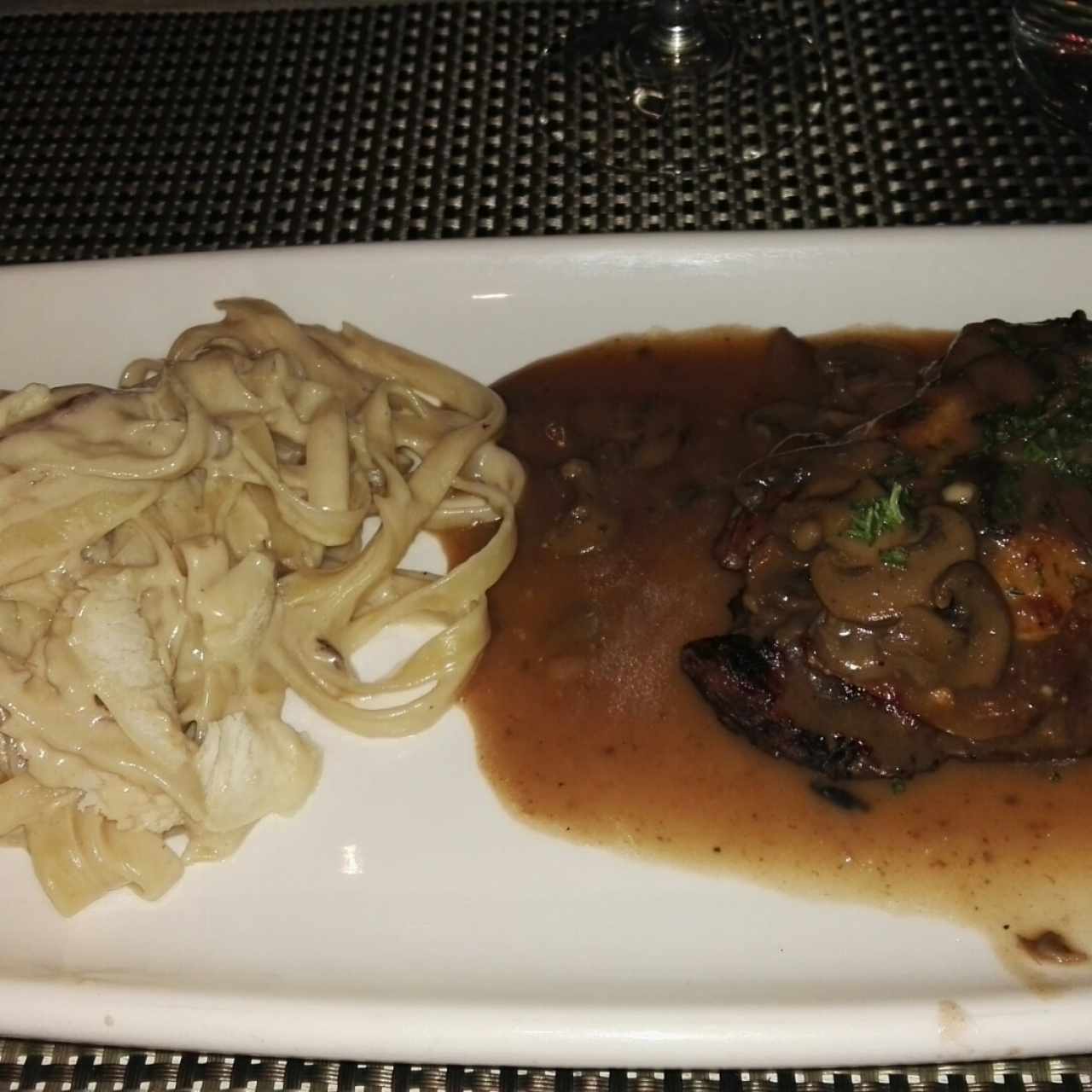 Recomendación del chef (no está en el menú): cartoccio de res con mozzarella, prosciutto y salsa de champiñones, acompañada con la pasta de la casa (La Strega)