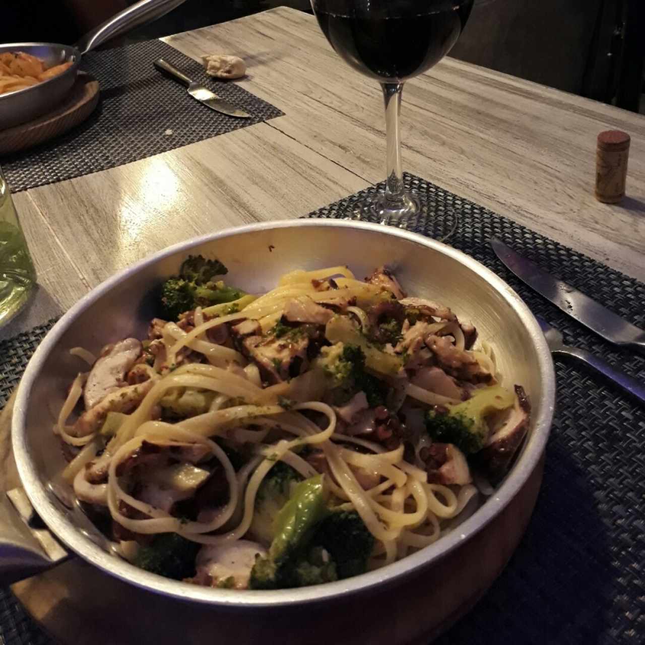 linguini con pulpo y brócoli al alioli 