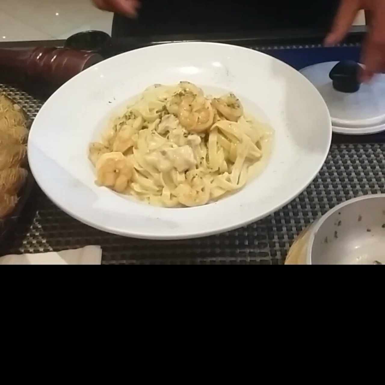 Fettuccine a la Strega con camarones