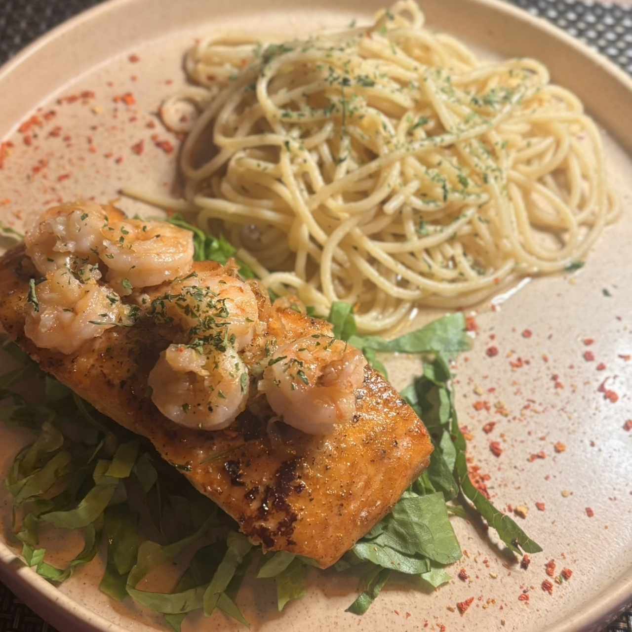 Salmon con camarones al ajillo y spaguetti al oleo, tenua un toque deliciosoo porque el salmon se sentia saladoto y con un acabao del al grill. Estaba tan bueno que comi hasta la lechuga 🥬 de decoracion 😅😅😅😅