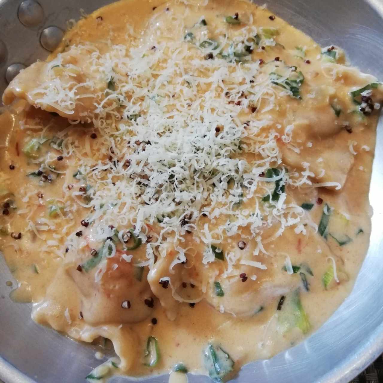Ravioli de Salmon Ahumado y Queso Ricotta, a la Crema de Cebollina