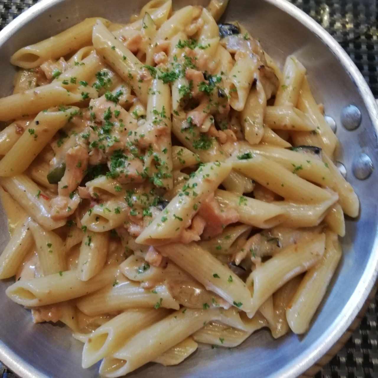 Penne con Salmon y Zuchinni