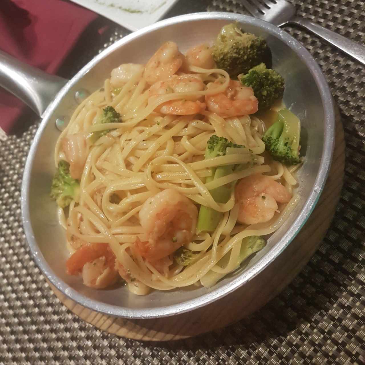 Linguini con Camaron y Brócoli