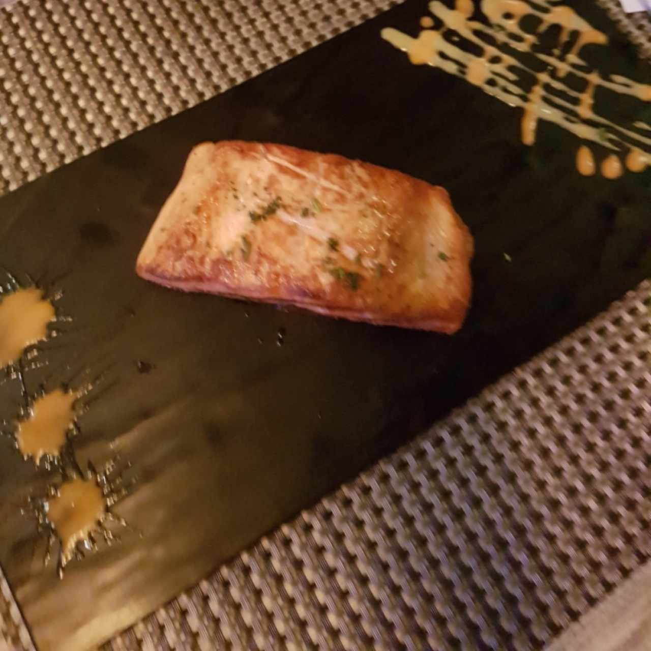 Lomo de Salmon o Atún al Grill Con Acompañamiento de su Seleccion