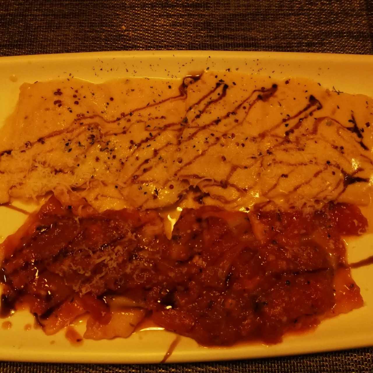Duo de Ravioli de Salmon Ahumado y Queso Ricotta, a la Crema de Cebollina Junto a Raviolis de Berenjena a la Pizzaiola.