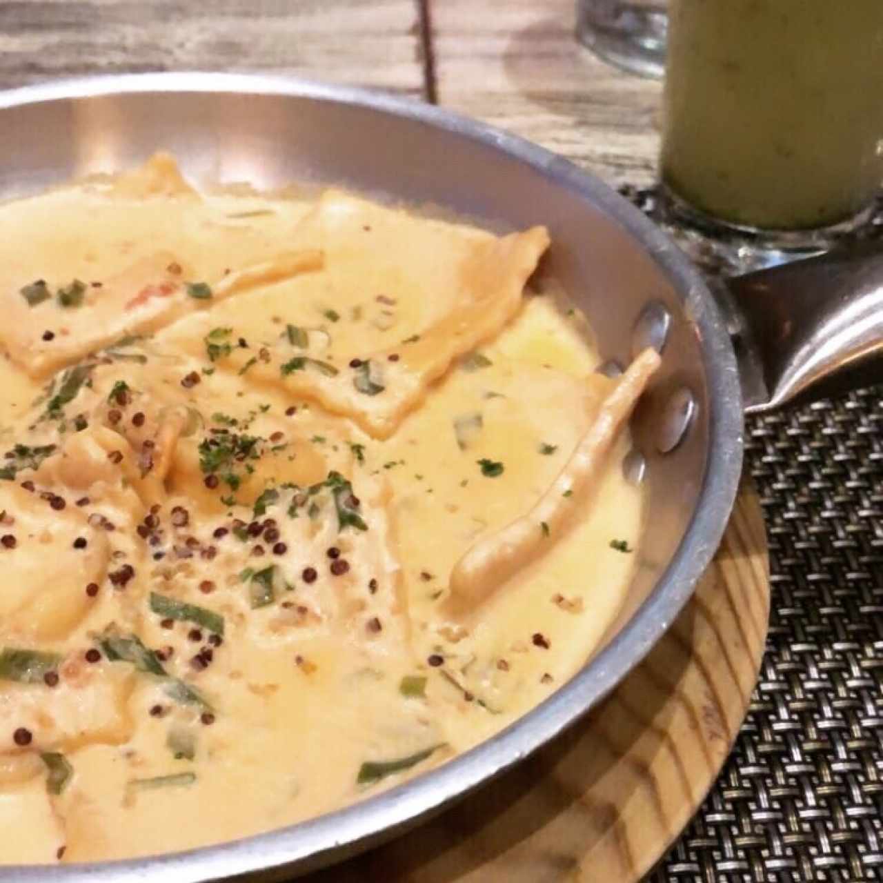 raviolis de salmon auhamado y queso en crema de cebollina