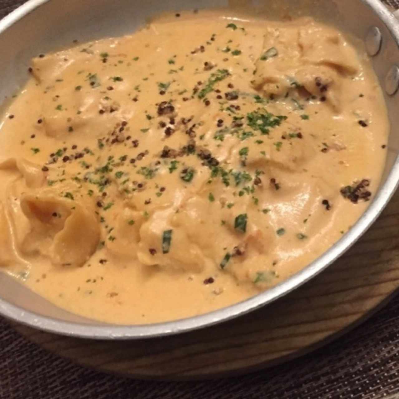 Ravioli de Salmon Ahumado y Queso Ricotta, a la Crema de Cebollina
