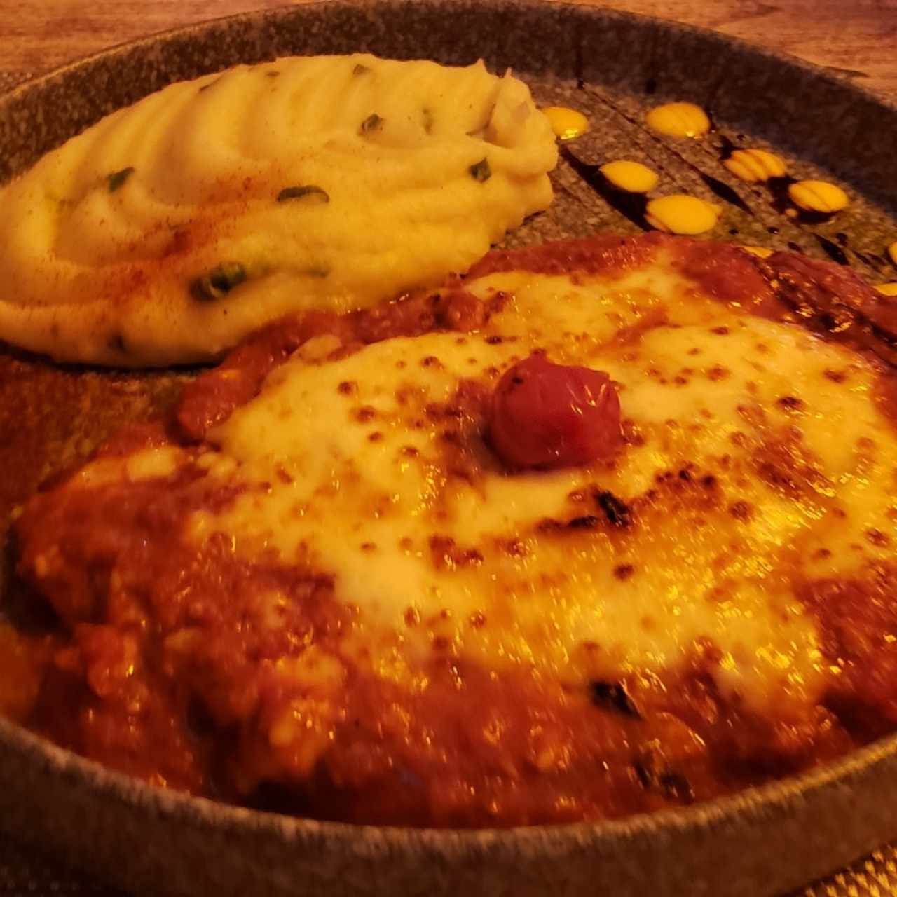 Milanesa de pollo a la parmesana con puré