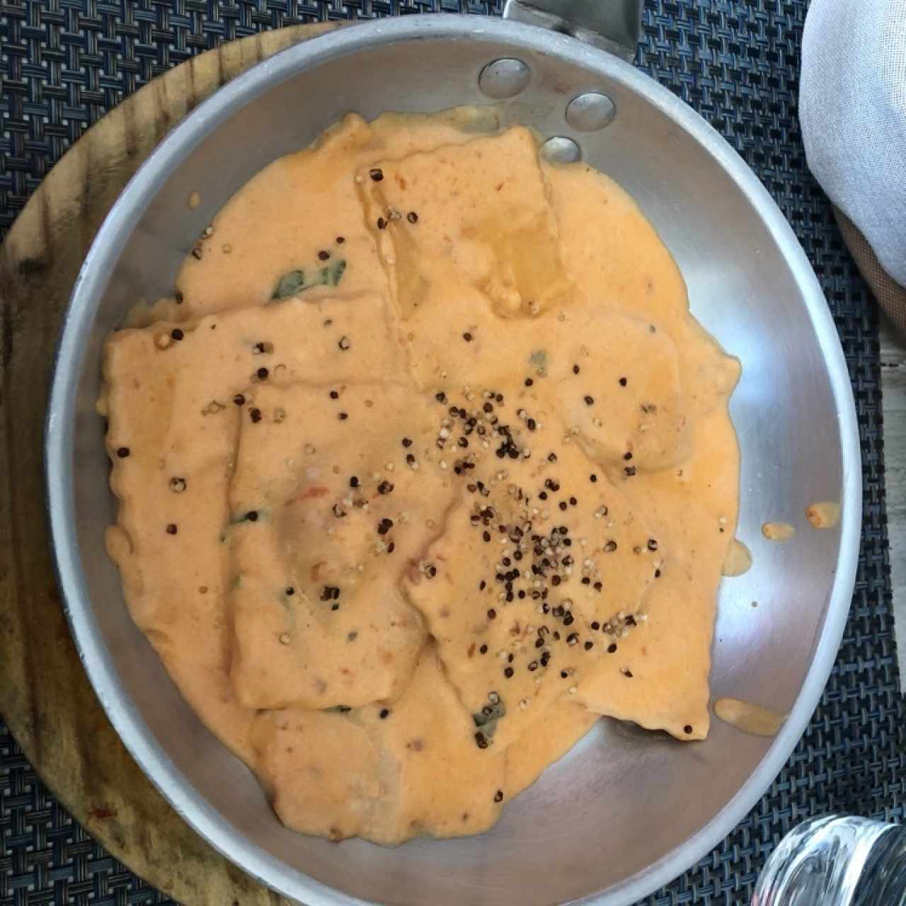 Ravioli de Salmon Ahumado y Queso Ricotta, a la Crema de Cebollina