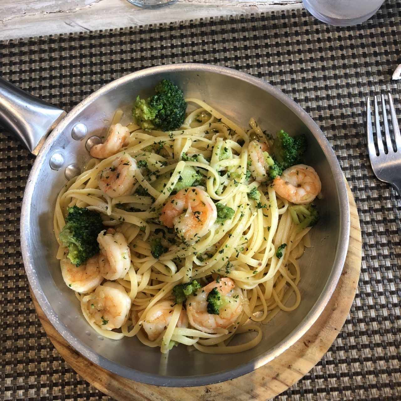 Lenguinni con camarones y brocoli