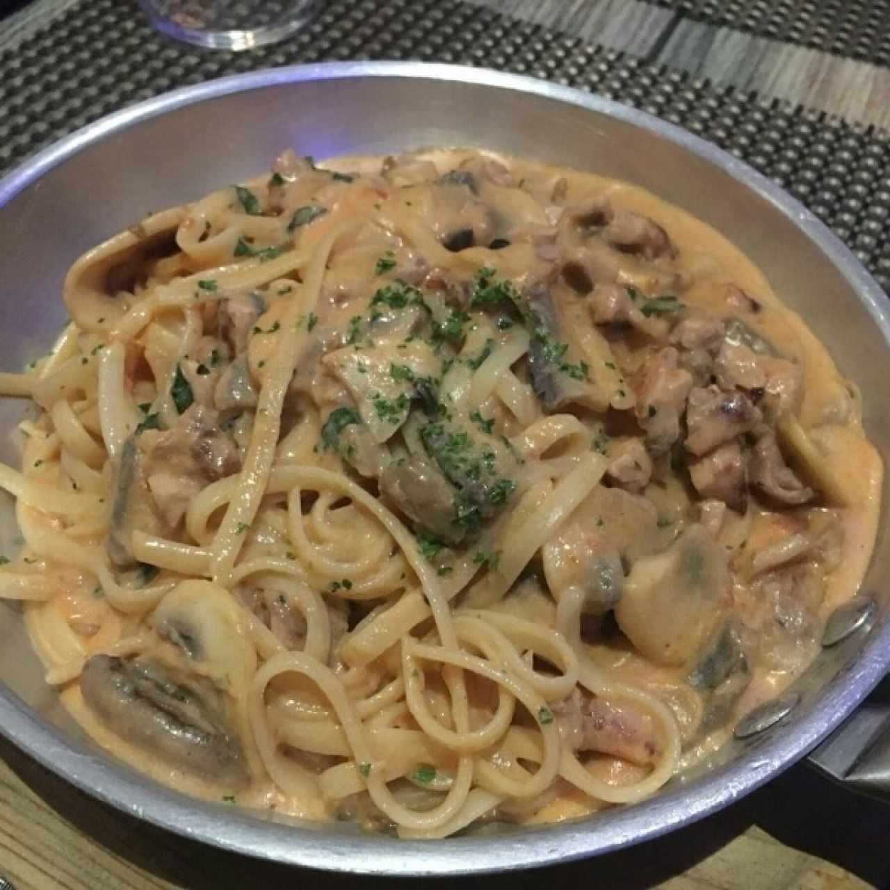Fetuccine, Penne y/o Espaguetti  A la Crema, Aurora