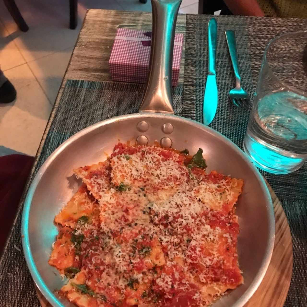 Ravioli de Carne Salteado Al Fileto Di Pomodoro
