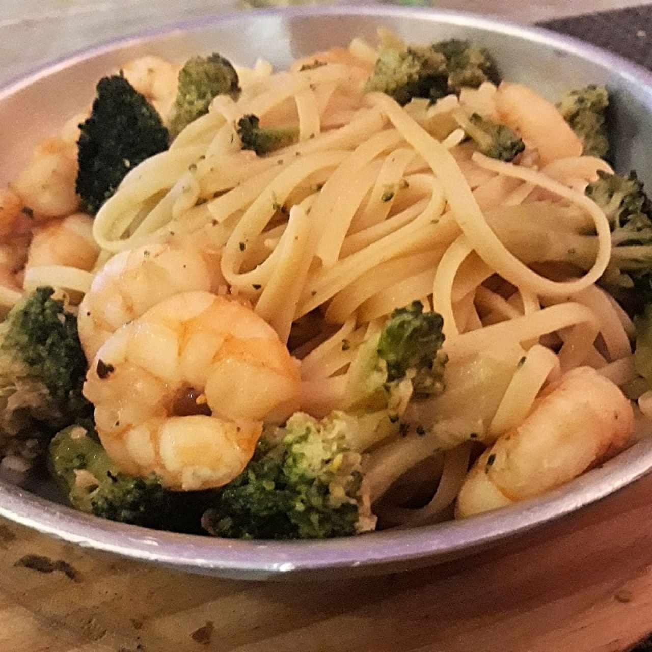 LINGUINI CON CAMARÓN Y BRÓCOLI