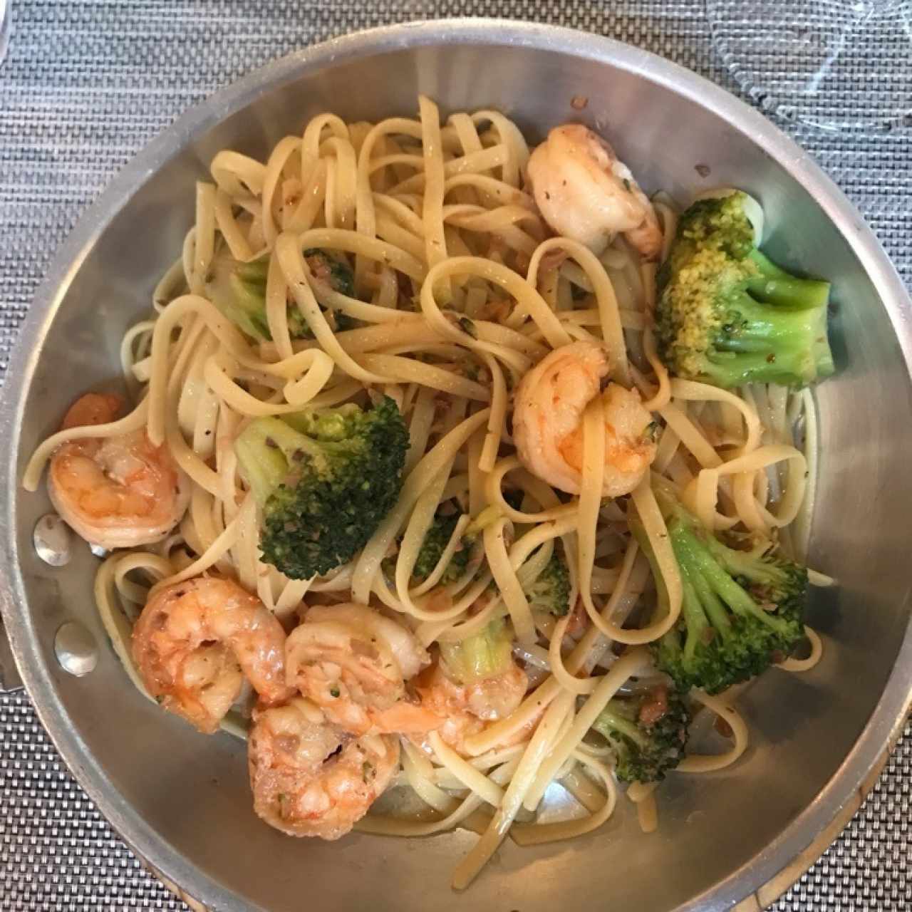 Linguines con camarón y brocoli
