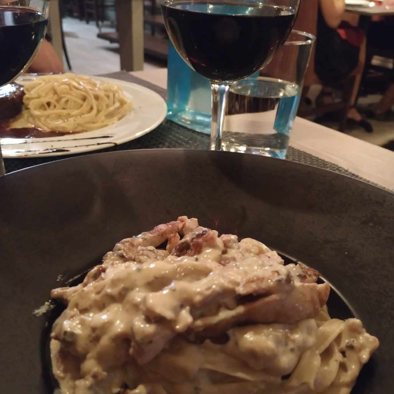 Pasta a la crema con extra de pollo. Especialidad de la casa