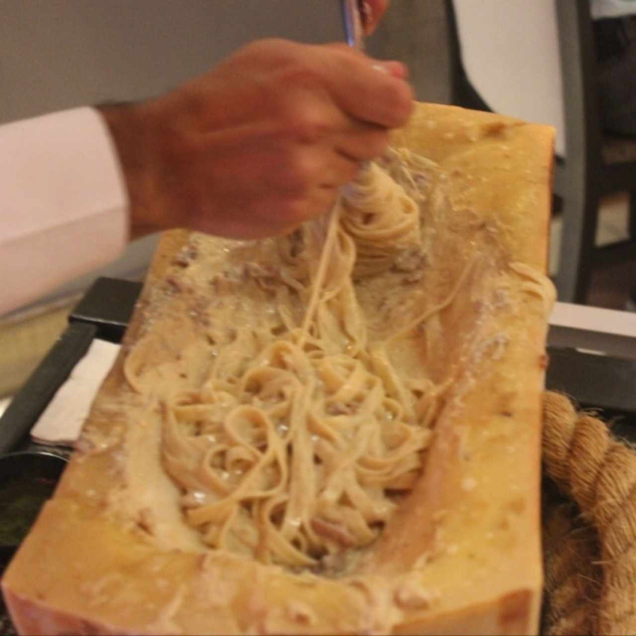Preparación de pasta sobre queso.