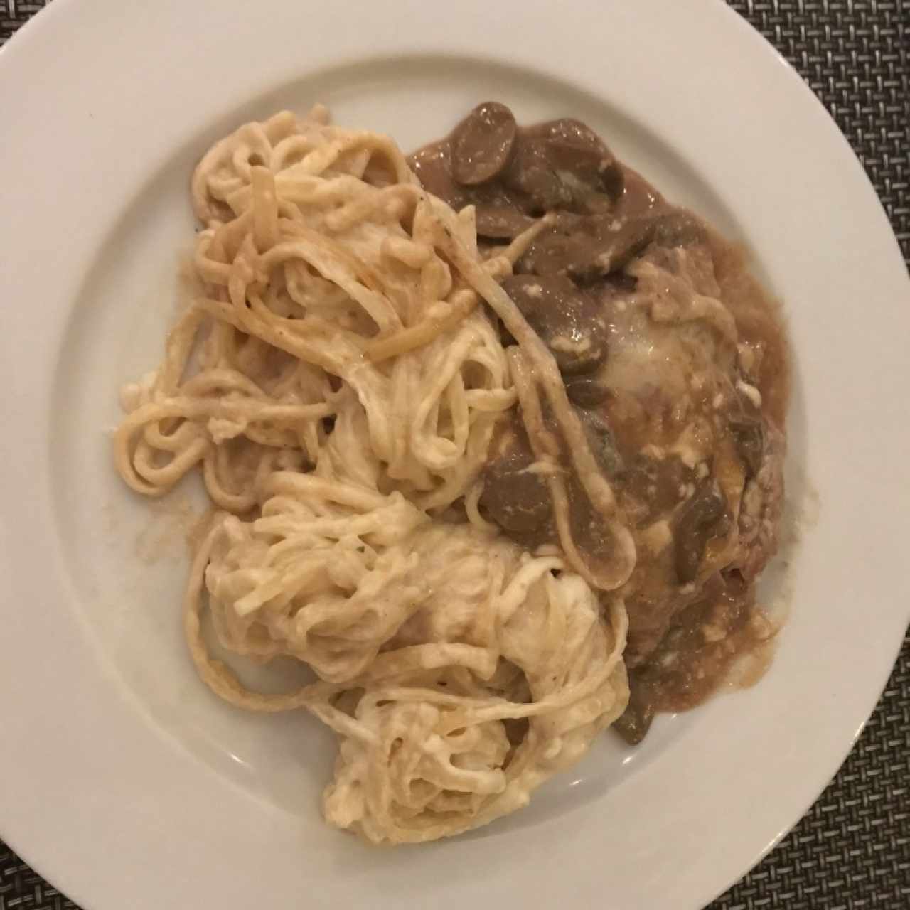 spaguetti con crema y filete al carpaccio
