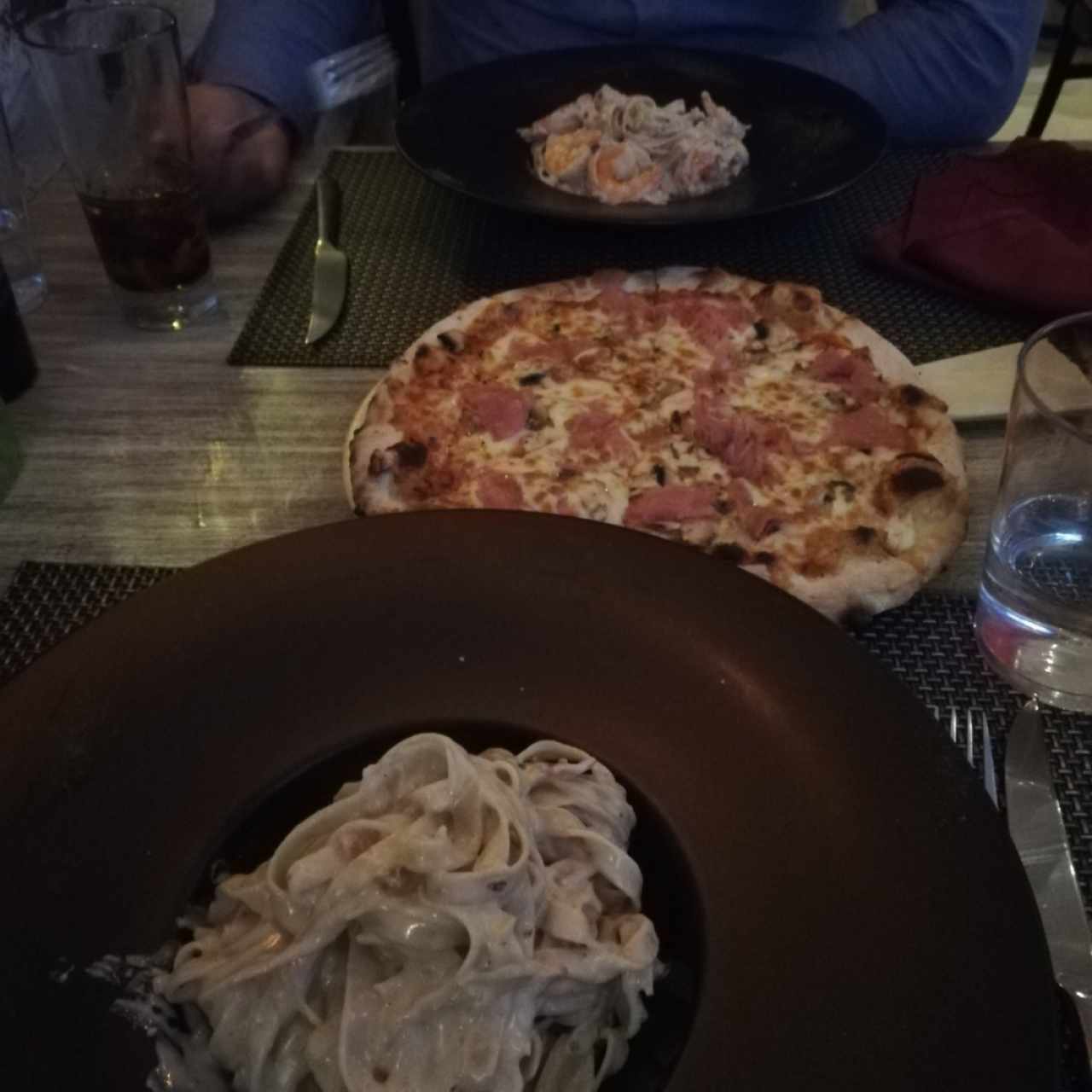 fetuccini straga sencillo y con camarón, y junto a una pizza Capricciosa